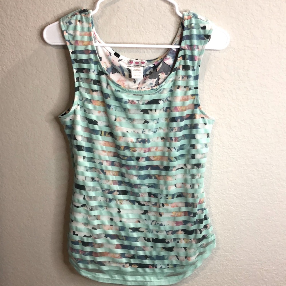 Three Pink hearts layered top size Medium. Floral spring casual sleeveless aqua